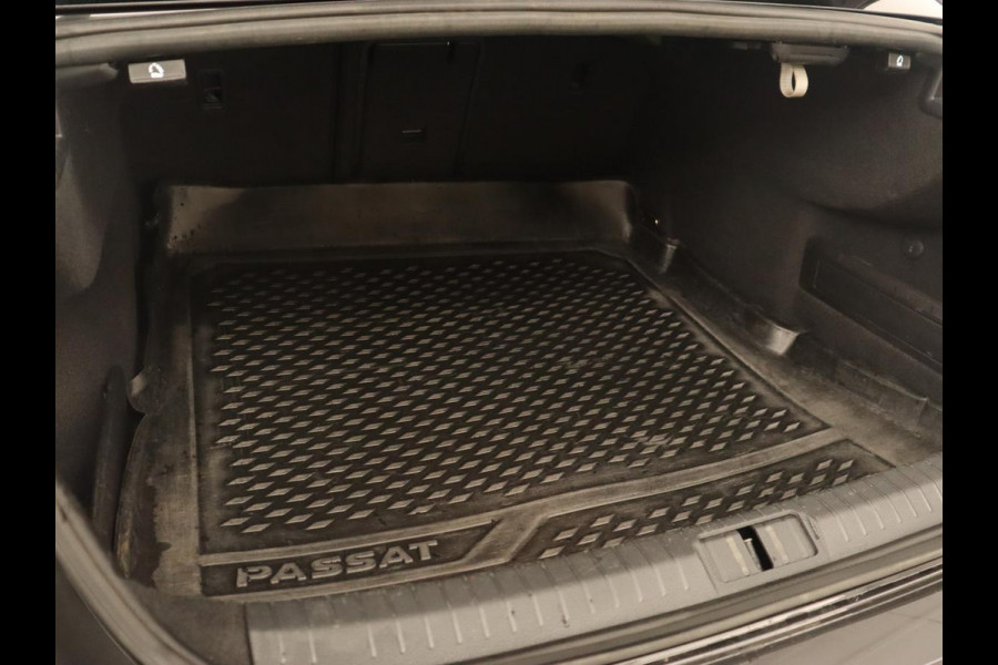Volkswagen Passat 1.5 TSI Elegance Business R | Leder/Alcantara | Keyless | Stoelverwarming | Carplay | Navigatie | Full LED | Getint glas | Climate control | Virtual Cockpit