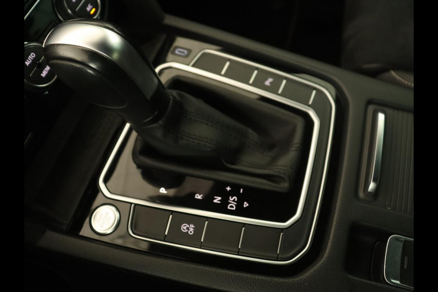 Volkswagen Passat 1.5 TSI Elegance Business R | Leder/Alcantara | Keyless | Stoelverwarming | Carplay | Navigatie | Full LED | Getint glas | Climate control | Virtual Cockpit