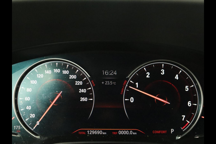 BMW 5 Serie 520i High Executive | Panoramadak | Trekhaak | Leder | Stoelverwarming | Camera | Head-Up | Navigatie | Full LED | Climate control