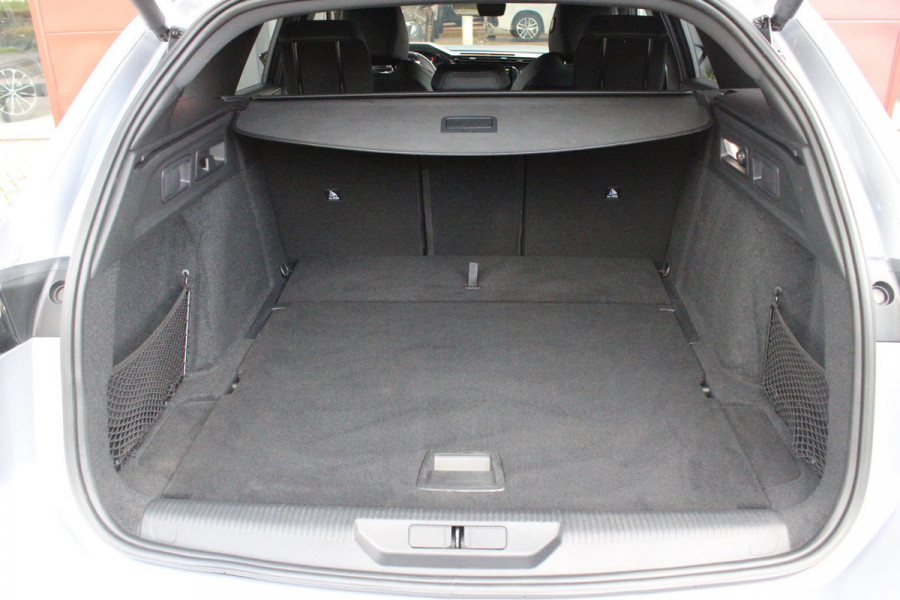 Peugeot 308 SW 1.2 130PK GT | 360° CAMERA | ELEKTRISCH BEDIENBARE ACHTERKLEP | FULL LED KOPLAMPEN | NAVIGATIE | DRAADLOZE APPLE CARPLAY/ANDROID AUTO | DRAADLOZE TELEFOONLADER | LICHTMETALEN VELGEN 18" "BLACK" | DODEHOEK DETECTIE | ADAPTIVE CRUISE CONTROL | KEYLESS ENTRY/START |