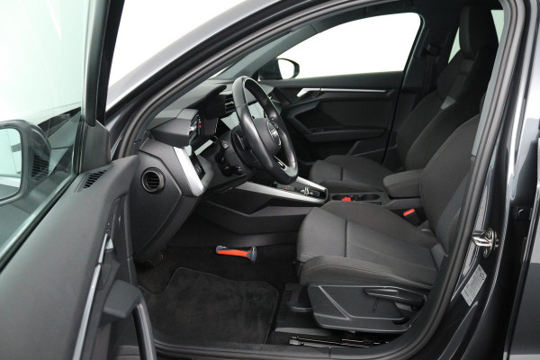 Audi A3 Sportback 30 TFSI Business edition (DIGITALE COCKPIT, PARKEERSENSOREN, CRUISE ADAPTIEF, NAVIGATIE, LANE-ASSIST)