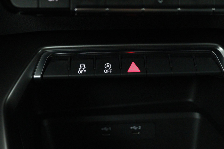 Audi A3 Sportback 30 TFSI Business edition (DIGITALE COCKPIT, PARKEERSENSOREN, CRUISE ADAPTIEF, NAVIGATIE, LANE-ASSIST)