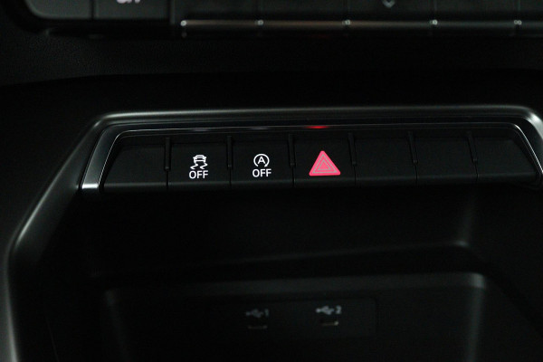 Audi A3 Sportback 30 TFSI Business edition (DIGITALE COCKPIT, PARKEERSENSOREN, CRUISE ADAPTIEF, NAVIGATIE, LANE-ASSIST)