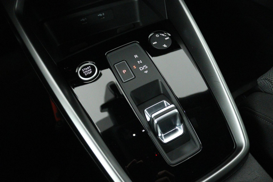 Audi A3 Sportback 30 TFSI Business edition (DIGITALE COCKPIT, PARKEERSENSOREN, CRUISE ADAPTIEF, NAVIGATIE, LANE-ASSIST)
