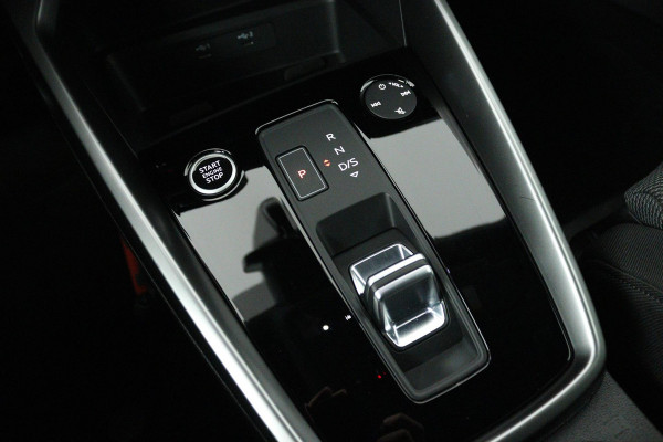 Audi A3 Sportback 30 TFSI Business edition (DIGITALE COCKPIT, PARKEERSENSOREN, CRUISE ADAPTIEF, NAVIGATIE, LANE-ASSIST)