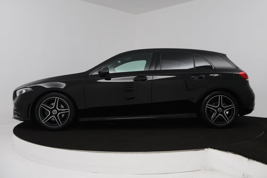 Mercedes-Benz A-Klasse 180 Business Solution AMG (SFEERVERLICHTING, STOELVERWARMING, CRUISE CONTROL, NAVIGATIE, SENSOREN)