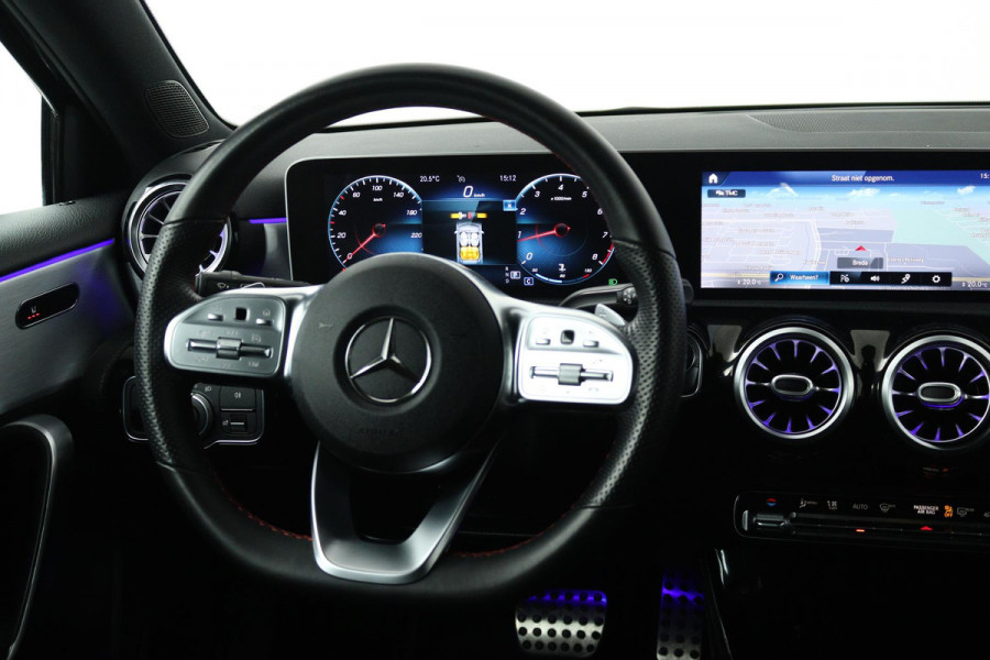 Mercedes-Benz A-Klasse 180 Business Solution AMG (SFEERVERLICHTING, STOELVERWARMING, CRUISE CONTROL, NAVIGATIE, SENSOREN)