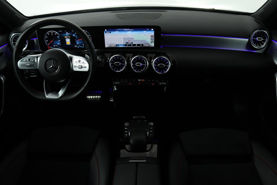 Mercedes-Benz A-Klasse 180 Business Solution AMG (SFEERVERLICHTING, STOELVERWARMING, CRUISE CONTROL, NAVIGATIE, SENSOREN)