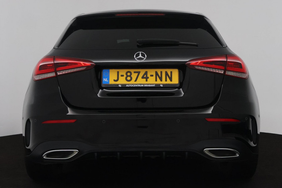 Mercedes-Benz A-Klasse 180 Business Solution AMG (SFEERVERLICHTING, STOELVERWARMING, CRUISE CONTROL, NAVIGATIE, SENSOREN)