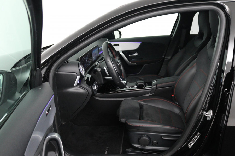 Mercedes-Benz A-Klasse 180 Business Solution AMG (SFEERVERLICHTING, STOELVERWARMING, CRUISE CONTROL, NAVIGATIE, SENSOREN)