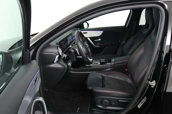 Mercedes-Benz A-Klasse 180 Business Solution AMG (SFEERVERLICHTING, STOELVERWARMING, CRUISE CONTROL, NAVIGATIE, SENSOREN)