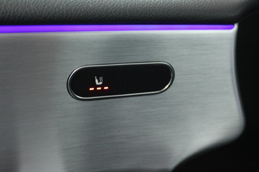 Mercedes-Benz A-Klasse 180 Business Solution AMG (SFEERVERLICHTING, STOELVERWARMING, CRUISE CONTROL, NAVIGATIE, SENSOREN)