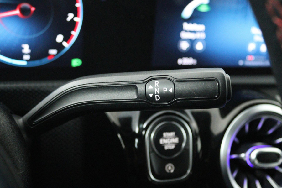 Mercedes-Benz A-Klasse 180 Business Solution AMG (SFEERVERLICHTING, STOELVERWARMING, CRUISE CONTROL, NAVIGATIE, SENSOREN)