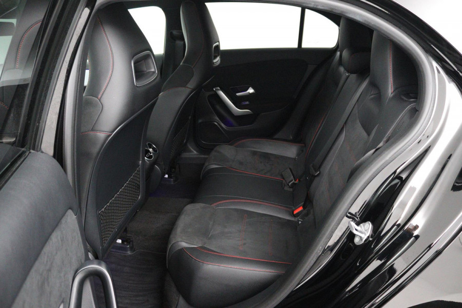 Mercedes-Benz A-Klasse 180 Business Solution AMG (SFEERVERLICHTING, STOELVERWARMING, CRUISE CONTROL, NAVIGATIE, SENSOREN)