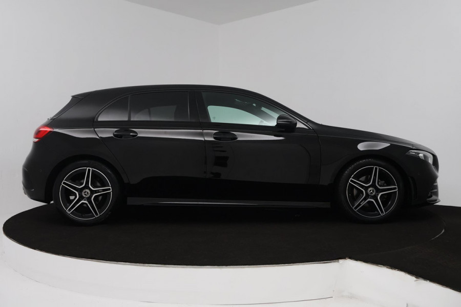 Mercedes-Benz A-Klasse 180 Business Solution AMG (SFEERVERLICHTING, STOELVERWARMING, CRUISE CONTROL, NAVIGATIE, SENSOREN)