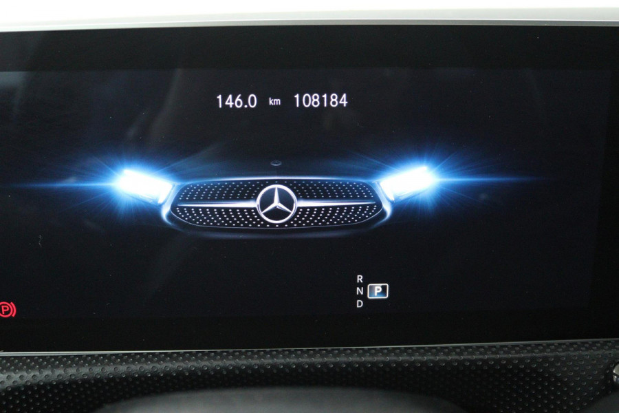 Mercedes-Benz A-Klasse 180 Business Solution AMG (SFEERVERLICHTING, STOELVERWARMING, CRUISE CONTROL, NAVIGATIE, SENSOREN)