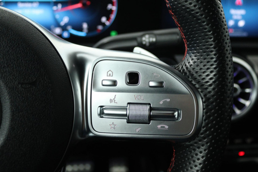 Mercedes-Benz A-Klasse 180 Business Solution AMG (SFEERVERLICHTING, STOELVERWARMING, CRUISE CONTROL, NAVIGATIE, SENSOREN)