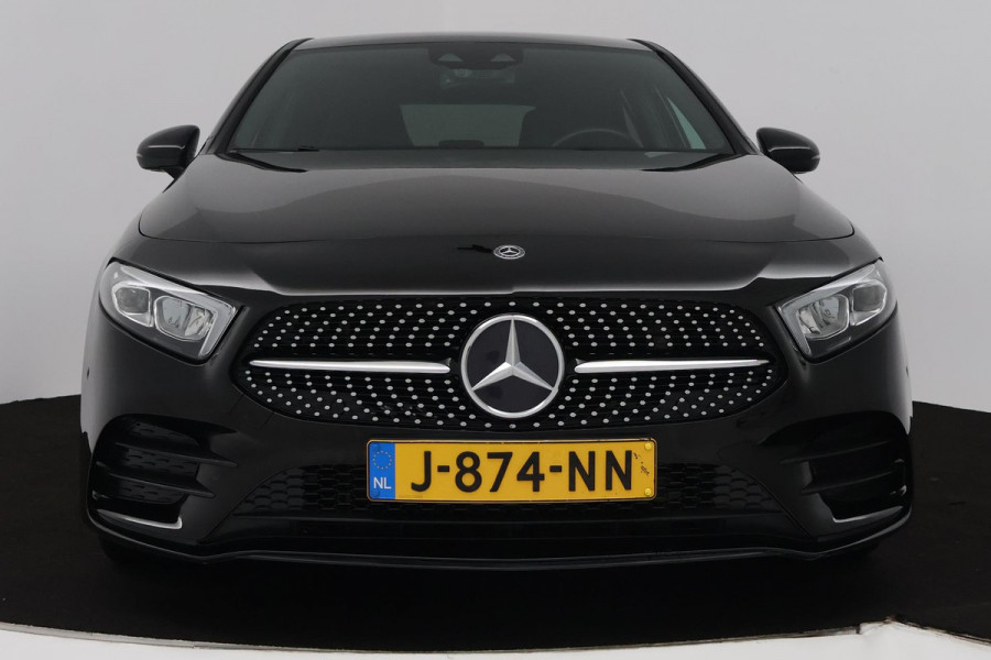 Mercedes-Benz A-Klasse 180 Business Solution AMG (SFEERVERLICHTING, STOELVERWARMING, CRUISE CONTROL, NAVIGATIE, SENSOREN)