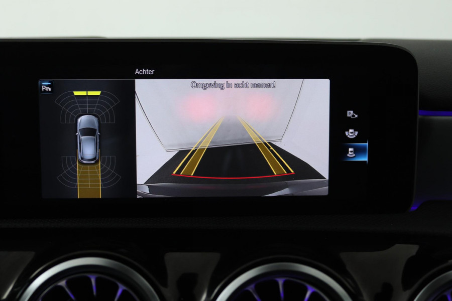 Mercedes-Benz A-Klasse 180 Business Solution AMG (SFEERVERLICHTING, STOELVERWARMING, CRUISE CONTROL, NAVIGATIE, SENSOREN)