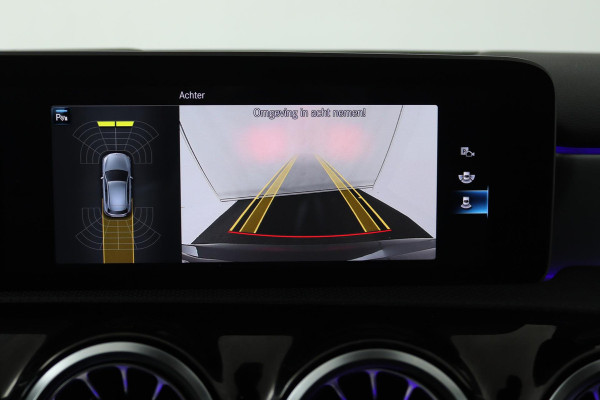 Mercedes-Benz A-Klasse 180 Business Solution AMG (SFEERVERLICHTING, STOELVERWARMING, CRUISE CONTROL, NAVIGATIE, SENSOREN)