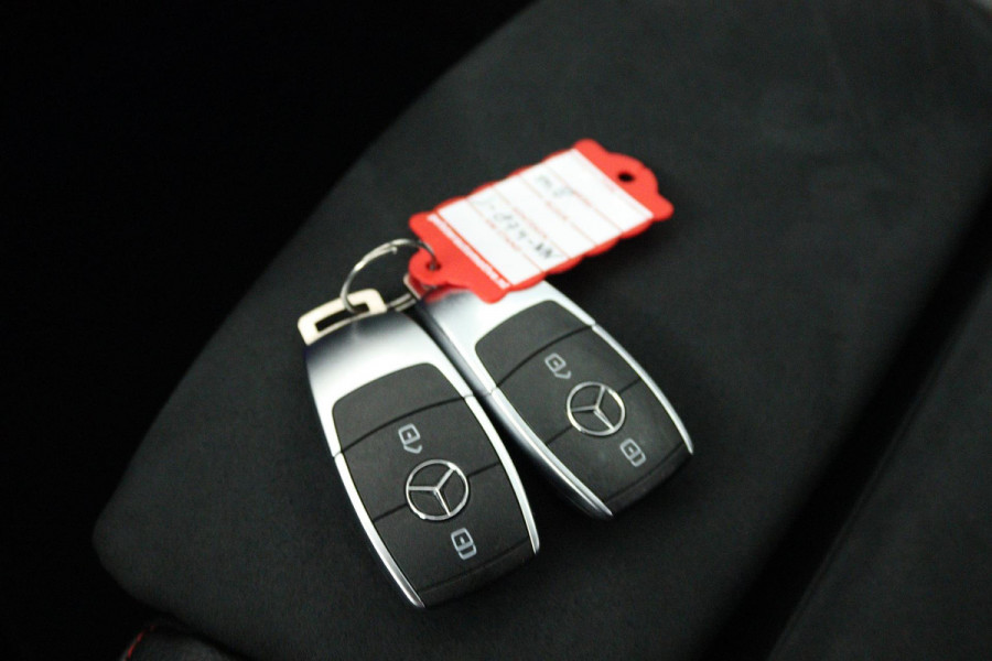 Mercedes-Benz A-Klasse 180 Business Solution AMG (SFEERVERLICHTING, STOELVERWARMING, CRUISE CONTROL, NAVIGATIE, SENSOREN)