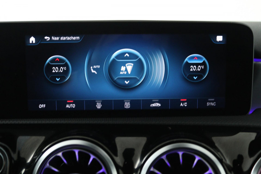 Mercedes-Benz A-Klasse 180 Business Solution AMG (SFEERVERLICHTING, STOELVERWARMING, CRUISE CONTROL, NAVIGATIE, SENSOREN)