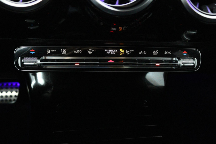 Mercedes-Benz A-Klasse 180 Business Solution AMG (SFEERVERLICHTING, STOELVERWARMING, CRUISE CONTROL, NAVIGATIE, SENSOREN)