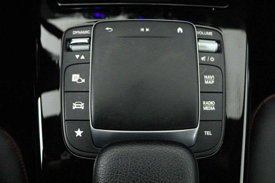 Mercedes-Benz A-Klasse 180 Business Solution AMG (SFEERVERLICHTING, STOELVERWARMING, CRUISE CONTROL, NAVIGATIE, SENSOREN)