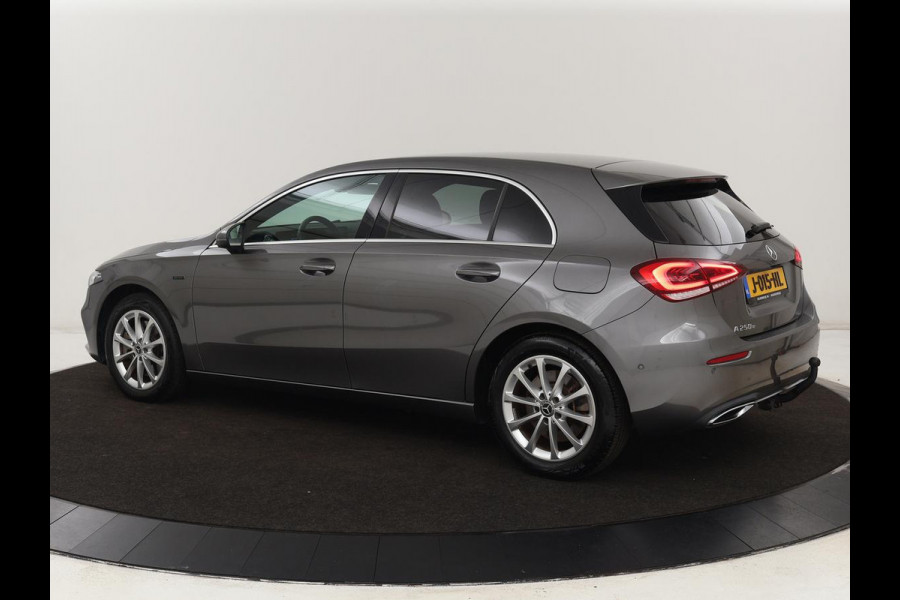 Mercedes-Benz A-Klasse 250e Business Solution Luxury | Leder | Trekhaak | Stoelverwarming | Camera | Sfeerverlichting | Navigatie | Park Assist | Full LED | Widescreen
