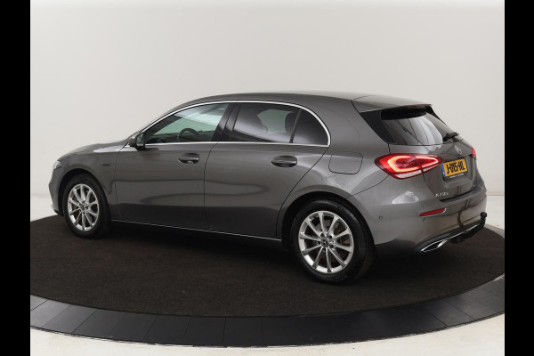 Mercedes-Benz A-Klasse 250e Business Solution Luxury | Leder | Trekhaak | Stoelverwarming | Camera | Sfeerverlichting | Navigatie | Park Assist | Full LED | Widescreen