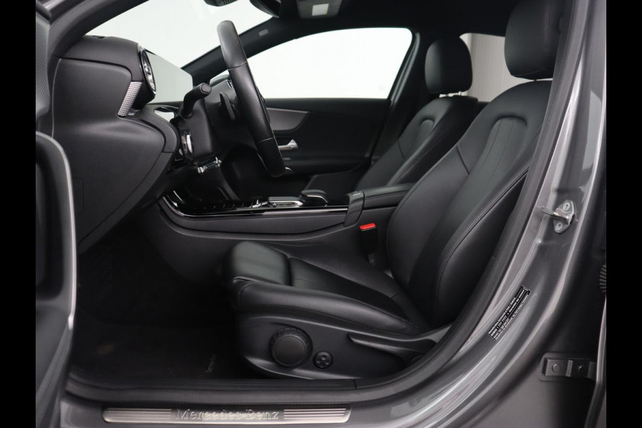 Mercedes-Benz A-Klasse 250e Business Solution Luxury | Leder | Trekhaak | Stoelverwarming | Camera | Sfeerverlichting | Navigatie | Park Assist | Full LED | Widescreen