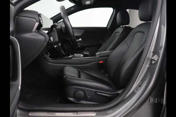 Mercedes-Benz A-Klasse 250e Business Solution Luxury | Leder | Trekhaak | Stoelverwarming | Camera | Sfeerverlichting | Navigatie | Park Assist | Full LED | Widescreen