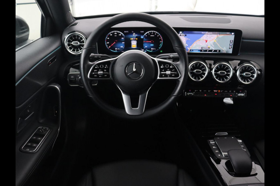 Mercedes-Benz A-Klasse 250e Business Solution Luxury | Leder | Trekhaak | Stoelverwarming | Camera | Sfeerverlichting | Navigatie | Park Assist | Full LED | Widescreen