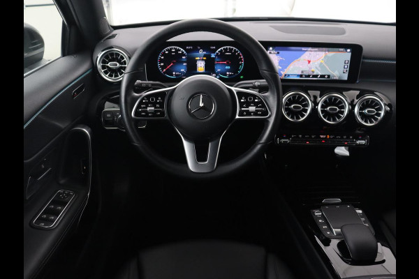 Mercedes-Benz A-Klasse 250e Business Solution Luxury | Leder | Trekhaak | Stoelverwarming | Camera | Sfeerverlichting | Navigatie | Park Assist | Full LED | Widescreen