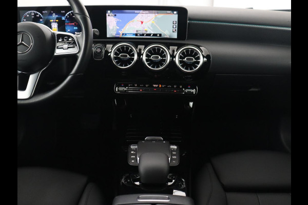 Mercedes-Benz A-Klasse 250e Business Solution Luxury | Leder | Trekhaak | Stoelverwarming | Camera | Sfeerverlichting | Navigatie | Park Assist | Full LED | Widescreen