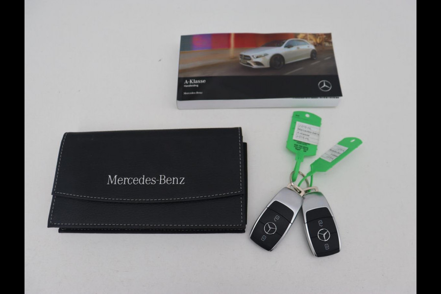 Mercedes-Benz A-Klasse 250e Business Solution Luxury | Leder | Trekhaak | Stoelverwarming | Camera | Sfeerverlichting | Navigatie | Park Assist | Full LED | Widescreen