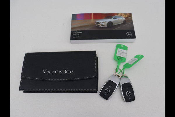 Mercedes-Benz A-Klasse 250e Business Solution Luxury | Leder | Trekhaak | Stoelverwarming | Camera | Sfeerverlichting | Navigatie | Park Assist | Full LED | Widescreen