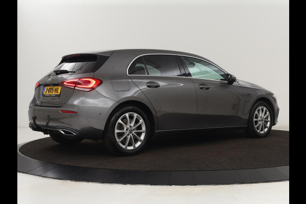 Mercedes-Benz A-Klasse 250e Business Solution Luxury | Leder | Trekhaak | Stoelverwarming | Camera | Sfeerverlichting | Navigatie | Park Assist | Full LED | Widescreen