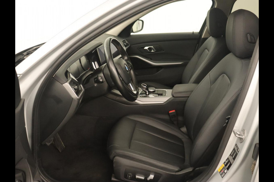 BMW 3 Serie Touring 330e | Keyless | Full LED | Carplay | Navigatie | Leder | Stoelverwarming | Camera | LMV 17 inch | Cruise control | Getint glas