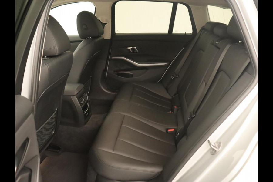 BMW 3 Serie Touring 330e | Keyless | Full LED | Carplay | Navigatie | Leder | Stoelverwarming | Camera | LMV 17 inch | Cruise control | Getint glas