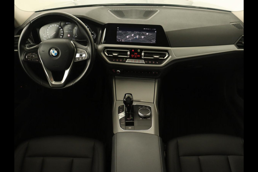 BMW 3 Serie Touring 330e | Keyless | Full LED | Carplay | Navigatie | Leder | Stoelverwarming | Camera | LMV 17 inch | Cruise control | Getint glas