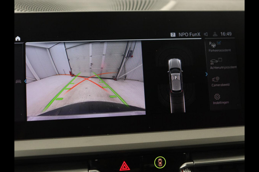 BMW 3 Serie Touring 330e | Keyless | Full LED | Carplay | Navigatie | Leder | Stoelverwarming | Camera | LMV 17 inch | Cruise control | Getint glas