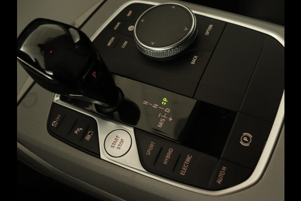 BMW 3 Serie Touring 330e | Keyless | Full LED | Carplay | Navigatie | Leder | Stoelverwarming | Camera | LMV 17 inch | Cruise control | Getint glas