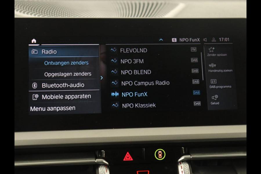 BMW 3 Serie Touring 330e | Keyless | Full LED | Carplay | Navigatie | Leder | Stoelverwarming | Camera | LMV 17 inch | Cruise control | Getint glas
