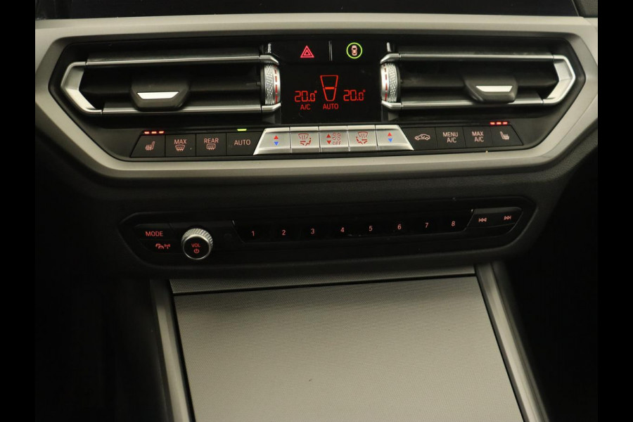 BMW 3 Serie Touring 330e | Keyless | Full LED | Carplay | Navigatie | Leder | Stoelverwarming | Camera | LMV 17 inch | Cruise control | Getint glas