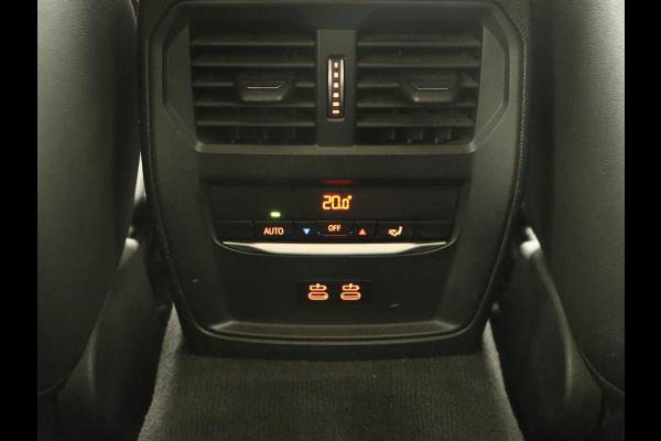BMW 3 Serie Touring 330e | Keyless | Full LED | Carplay | Navigatie | Leder | Stoelverwarming | Camera | LMV 17 inch | Cruise control | Getint glas