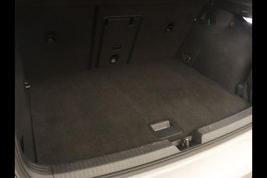 Volkswagen Golf 1.5 eTSI Style | Panoramadak | Automaat 1.5 eTSI Style | Panoramadak | Automaat | Navigatie | Memory | Adaptive cruise | Camera | Park assist | Carplay | Sfeerverlichting | Lane assist