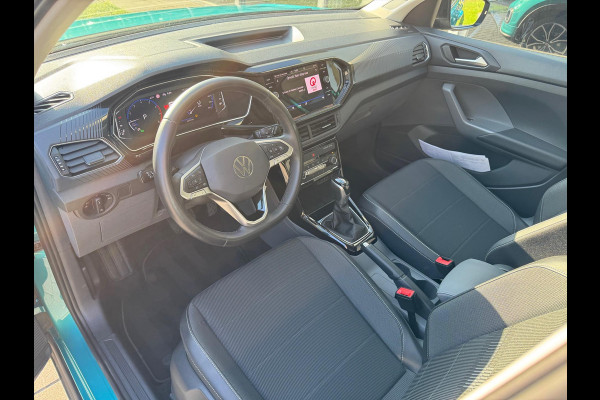 Volkswagen T-Cross 1.0 TSI 7-DSG R-Line | Dodehoekherkenning, Stoelverwarming, 18 inch, Climate control, Adaptive cruise control