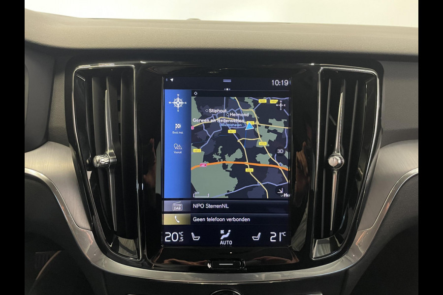Volvo V60 2.0 T6 Recharge AWD R-Design Expression PHEV 340PK Airco ECC Navi Carplay PDC VA + Camera Full LED Trekhaak Privacy Glass Winter Pack Sensus connect High Performance Cruise Control