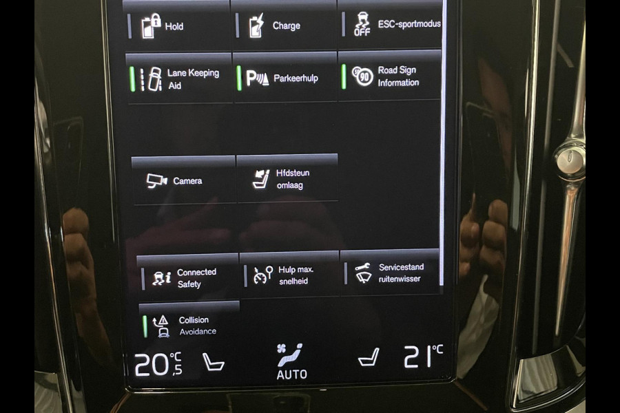 Volvo V60 2.0 T6 Recharge AWD R-Design Expression PHEV 340PK Airco ECC Navi Carplay PDC VA + Camera Full LED Trekhaak Privacy Glass Winter Pack Sensus connect High Performance Cruise Control